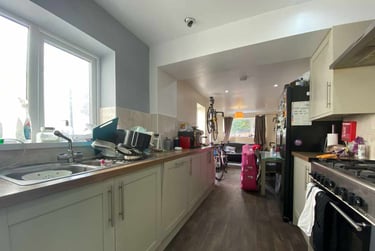 5 bed house, Splott, Adamstown, Cardiff, CF240HZ - Image 1