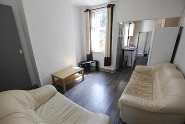2 bed house, Lottie Road, Selly Park, Birmingham, B296JY - Image 2