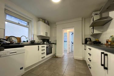 6 bed house, Cathays, Cardiff, CF244JE - Image 1