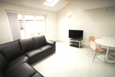 7 bed house, Cathays, Cardiff, CF244BP - Image 2