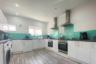 5 bed house, Cathays, Cardiff, CF244HW - Image 1