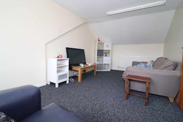 3 bed flat, Cathays, Cardiff, CF244DY - Image 2
