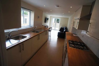 7 bed house, Cathays, Cardiff, CF244EX - Image 1