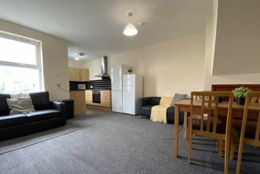 5 bed house, Cathays, Cardiff, CF244BJ - Image 1