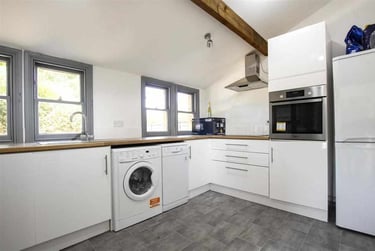 2 bed flat, Greenfield Road, Harborne, Birmingham, B170EG - Image 2