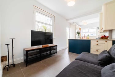 5 bed house, Cathays, Cardiff, CF244JW - Image 1