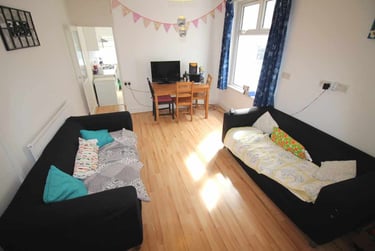 5 bed house, Cathays, Cardiff, CF244QY - Image 1