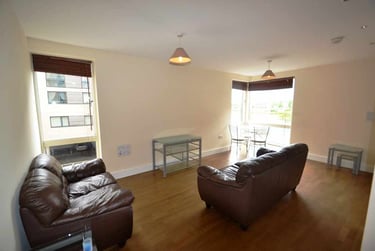 1 bed flat, Cardiff Bay, Cardiff, CF104RA - Image 2