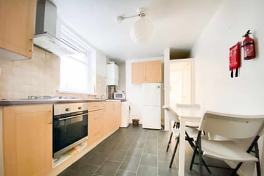 3 bed flat, Roath, Plasnewydd, Cardiff, CF243BQ - Image 1