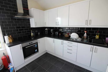 3 bed flat, Roath, Plasnewydd, Cardiff, CF243QA - Image 2