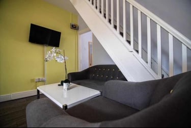 2 bed flat, Junction Road, Sharrowvale, Sheffield, S118XA - Image 1