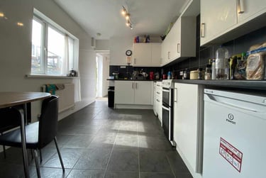 4 bed house, Cathays, Cardiff, CF244NY - Image 1