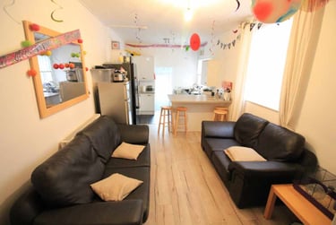 5 bed house, Cathays, Cardiff, CF244QQ - Image 1