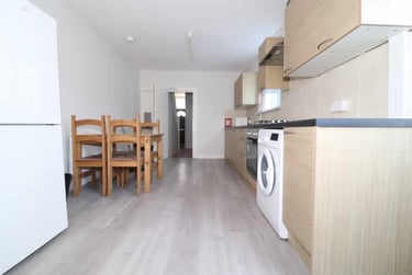 4 bed house, Cathays, Cardiff, CF244QQ - Image 1