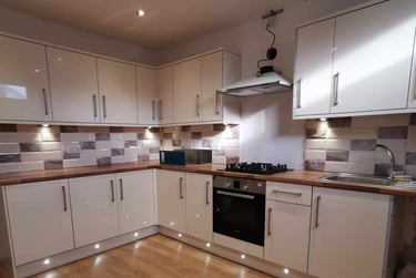 2 bed flat, Gwydr Crescent, Uplands, Swansea, SA20AA - Image 1