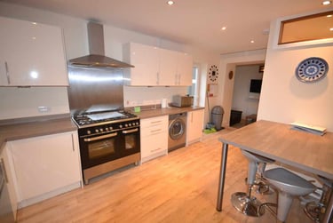5 bed house, Rhondda Street, Mount Pleasant, Swansea, SA16ET - Image 2