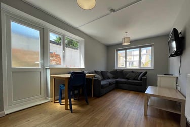 8 bed house, Cathays, Cardiff, CF244BX - Image 1