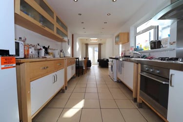 5 bed house, Cathays, Cardiff, CF244QF - Image 1
