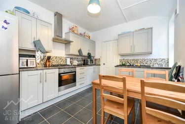 6 bed house, Fentonville Street, Sharrow, Sheffield, S118BA - Image 1