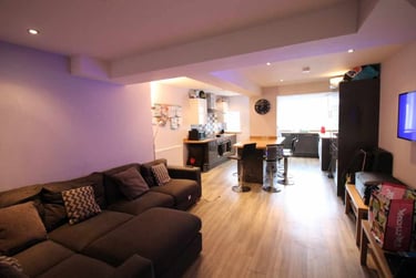 6 bed house, Cathays, Cardiff, CF244EW - Image 1