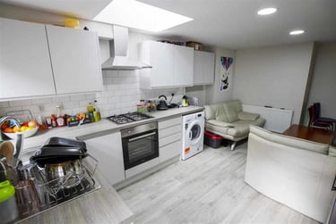 5 bed house, Lime Avenue, Dawlish Road, Selly Park, Birmingham, B297AJ - Image 1