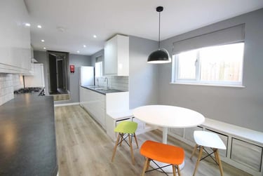 8 bed house, Cathays, Cardiff, CF244DE - Image 1