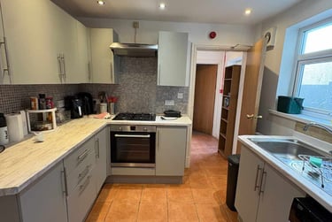 5 bed house, Cathays, Cardiff, CF244JL - Image 1