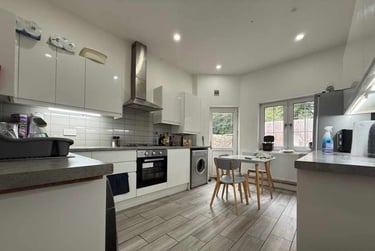5 bed house, Cathays, Cardiff, CF103EH - Image 1