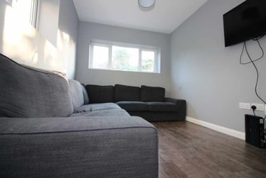 7 bed house, Cathays, Cardiff, CF244JG - Image 1