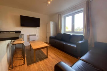 6 bed flat, Cathays, Cardiff, CF244PH - Image 1