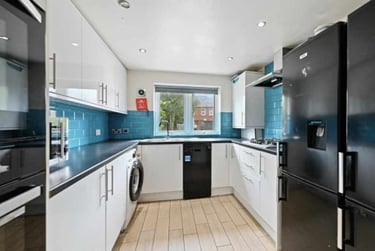 7 bed house, Cemetery Road, Sharrow, Sheffield, S118FQ - Image 1