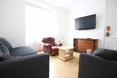 6 bed house, Cathays, Cardiff, CF244AS - Image 1