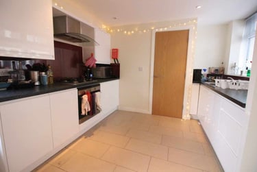 4 bed flat, Cathays, Cardiff, CF244DB - Image 2
