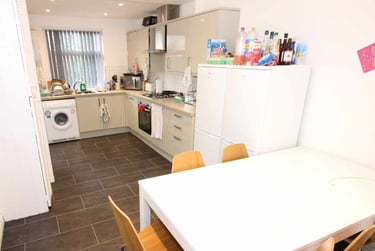 6 bed house, Cathays, Cardiff, CF244EQ - Image 1
