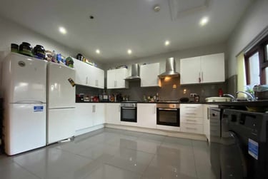 8 bed house, Cathays, Cardiff, CF244BP - Image 1