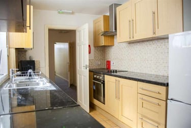 2 bed flat, 120 Raddlebarn Road, Selly Park, Birmingham, B296HQ - Image 3
