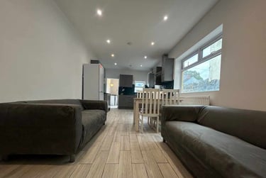 5 bed house, Cathays, Cardiff, CF244AW - Image 1