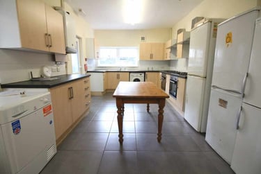 7 bed house, Cathays, Plasnewydd, Cardiff, CF244AU - Image 1