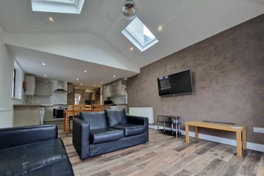 8 bed house, Cathays, Cardiff, CF244HQ - Image 1