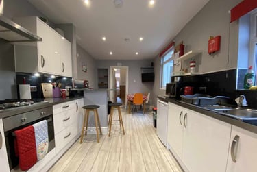 5 bed house, Cathays, Cardiff, CF244QP - Image 1