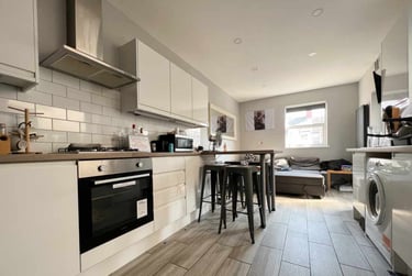 5 bed house, Cathays, Cardiff, CF244QS - Image 1