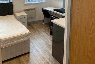 1 bed flat, Llanfair House, St Mary's Square, Swansea, SA13LP - Image 2
