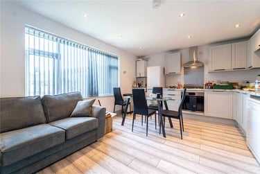 3 bed flat, Hubert Croft, Selly Park, Birmingham, B296DU - Image 1