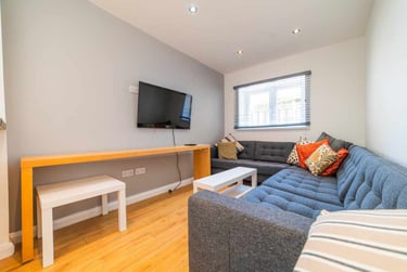7 bed house, Cathays, Cardiff, CF244DB - Image 1