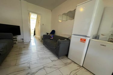 5 bed house, Cathays, Cardiff, CF244AW - Image 2