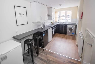 4 bed house, Blue Fox Close, City Centre, Leicester, LE30EE - Image 2