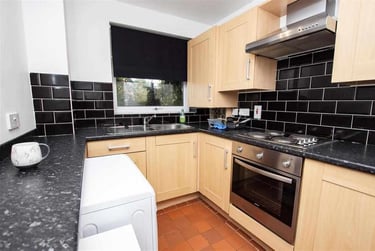 2 bed flat, Seymour Close, Selly Park, Birmingham, B297JD - Image 2