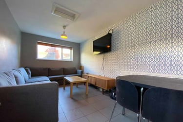 7 bed house, Cathays, Cardiff, CF244DE - Image 1
