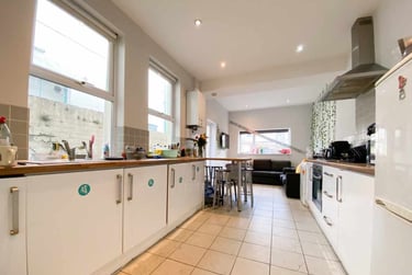 5 bed house, Cathays, Cardiff, CF244LG - Image 1