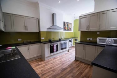 7 bed house, Newbould Lane, Broomhall, Sheffield, S102PL - Image 1
